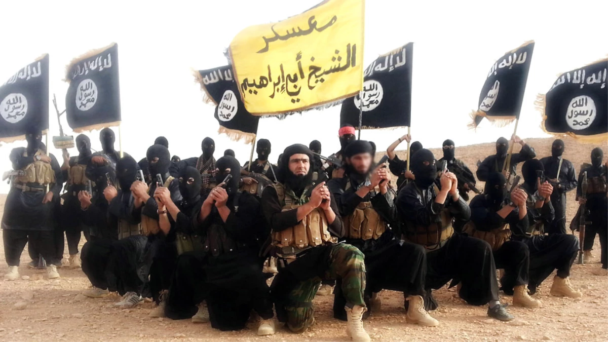 IŞİD Militanlarından Sınırda Bayrak Şovu
