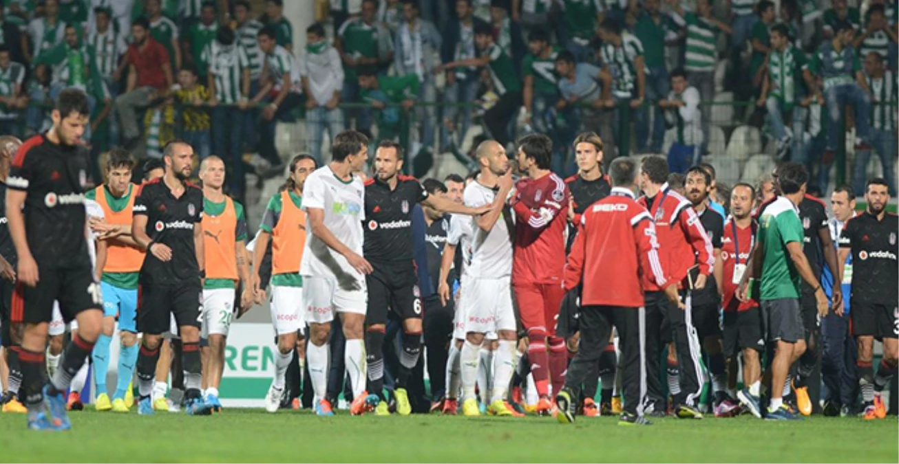 Bursaspor-Beşiktaş Maçının Ardından Saha Karıştı