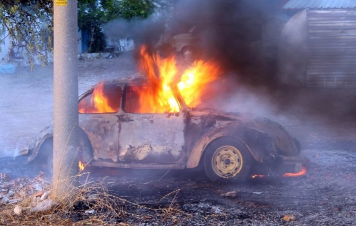 Muğla\'da Çöp Bidonundan Çıkan Kıvılcımlar Otomobili Kül Etti