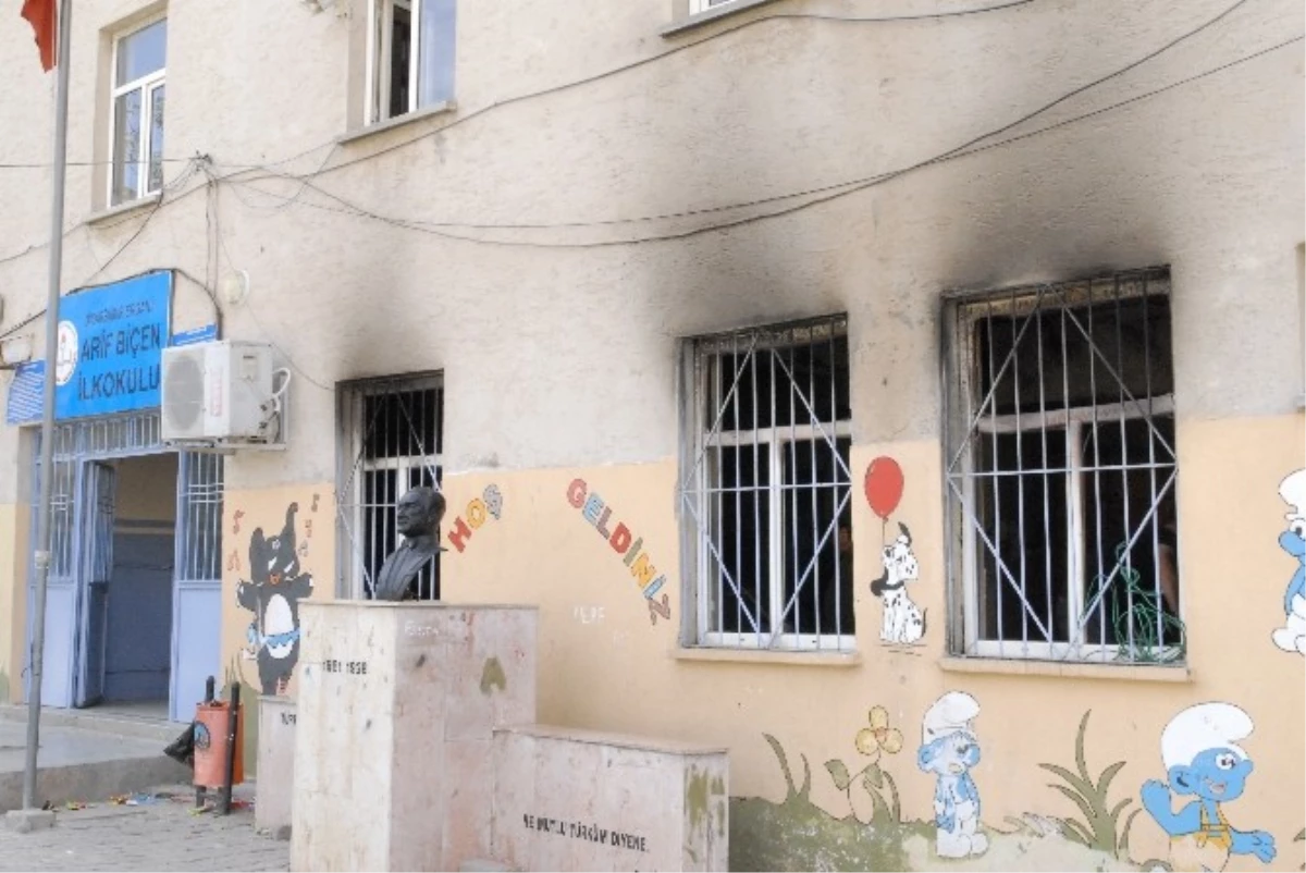 Diyarbakır\'da Arif Biçen İlkokulu\'na Molotoflu Saldırı Yapıldı