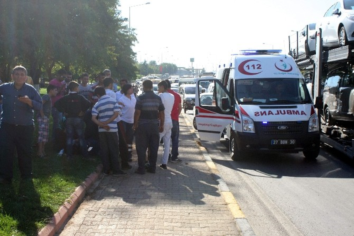 Gaziatep\'te Trafik Kazası: 2 Yaralı