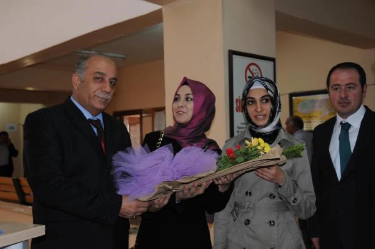 Hakkari\'ye Yeni Atanan Öğretmenler Çiçeklerle Karşılandı