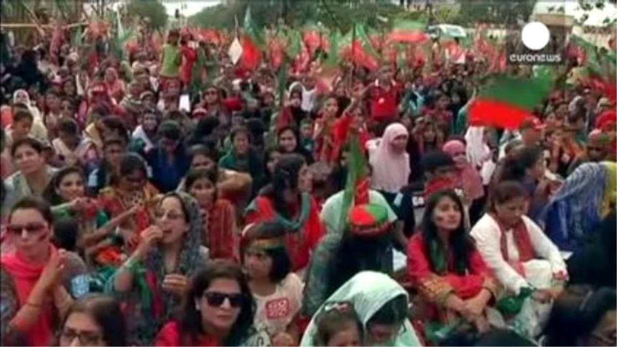 İmran Khan: "Pakistan Başbakanı İstifa Edene Kadar Protestolar Sürecek"