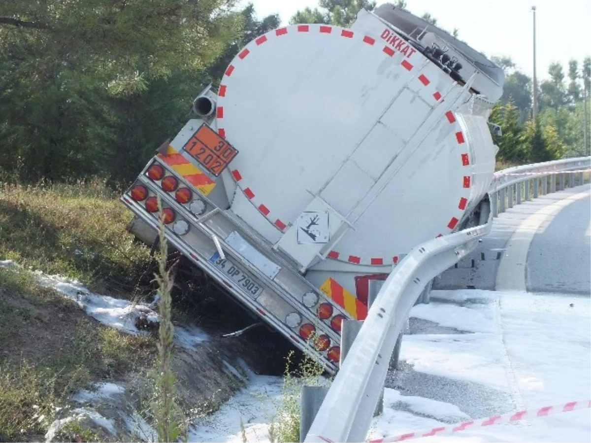 Kocaeli TEM Otoyolu\'nda Mazot Yüklü Tanker Yan Yattı