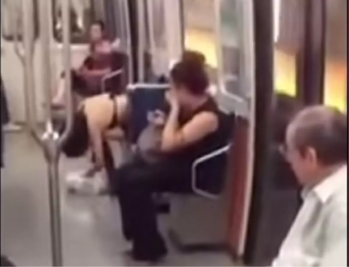 Metroda Tüyleri Yolunmamış Çiğ Kuş Yedi