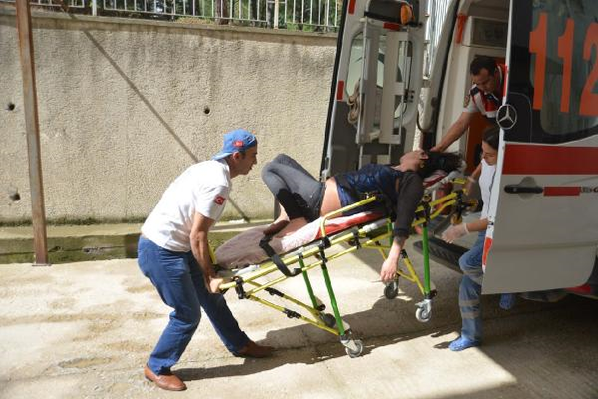 Otomobilde Sinir Krizi Geçiren Travesti, Polisi Alarma Geçirdi