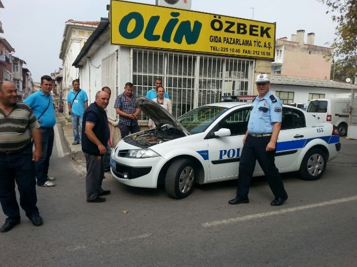 Polis Otosunun Motoruna Giren Kedi İçin Vatandaşlar Seferber Oldu