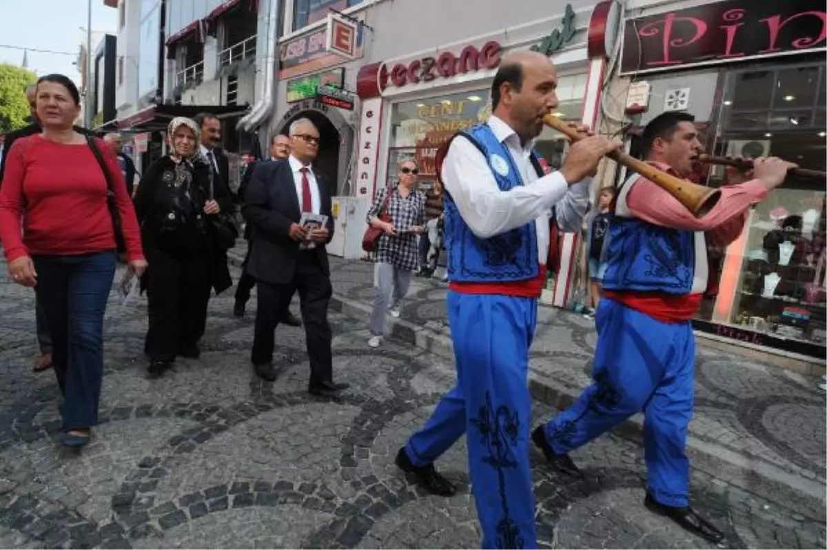 Şehitlik Temel Atma Törenine Davul-Zurnalı Davetiye Dağıtımı