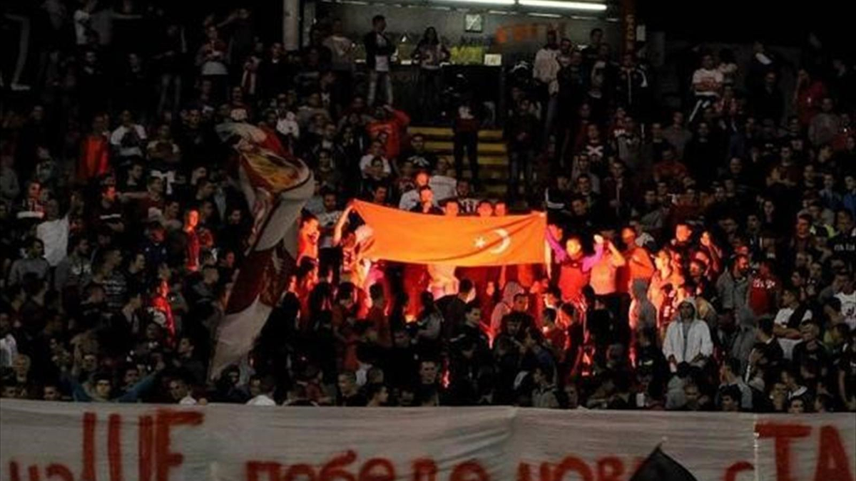 Türk Bayrağı Yakıp Fenerbahçe\'ye Küfrettiler