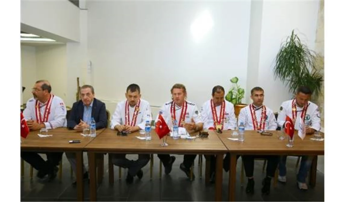 Ünlü Şefler Gaziantep\'te "Gıda ve Hijyen" Temizliğini Anlattı