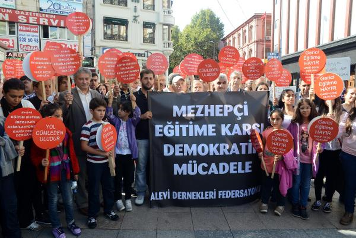 Alevi Derneklerinden Milli Eğitim Önüne Siyah Çelenk