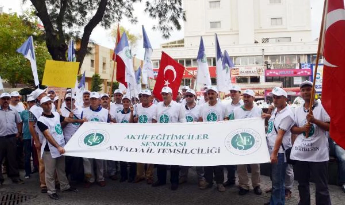 Antalya\'da Eğitimciler Hükümeti Protesto Etti