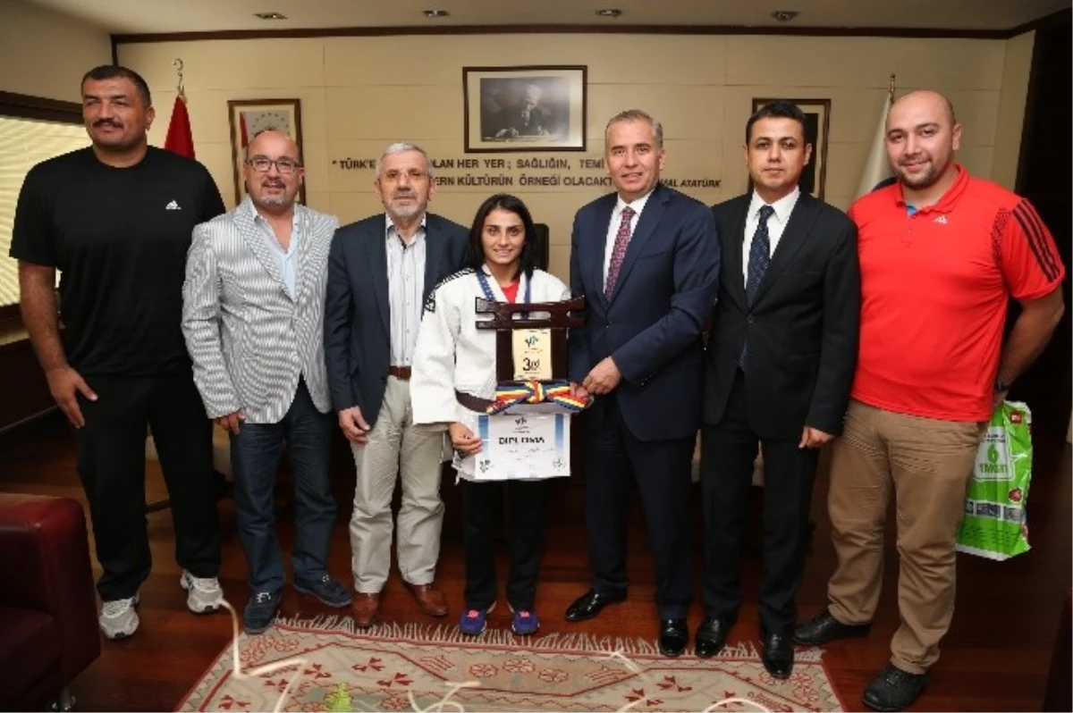 Avrupa Üçüncüsü Judocudan Başkan Zolan\'a Ziyaret