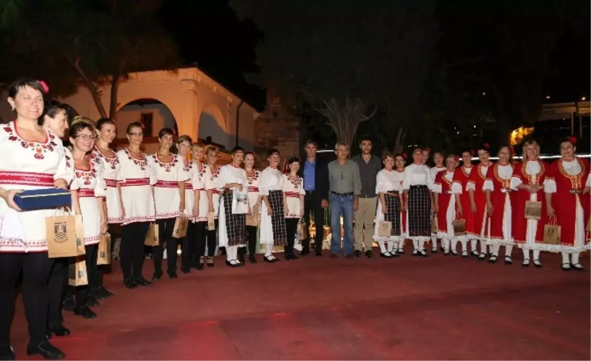 Bulgar Folklorcular Kültürlerini Bodrum\'da Tanıttı