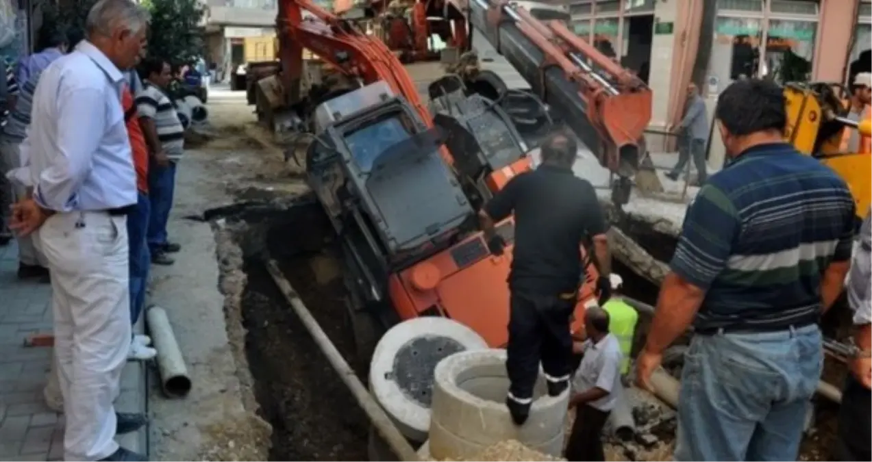 Bursa\'da İş Makinesi, Kazdığı Çukura Düştü