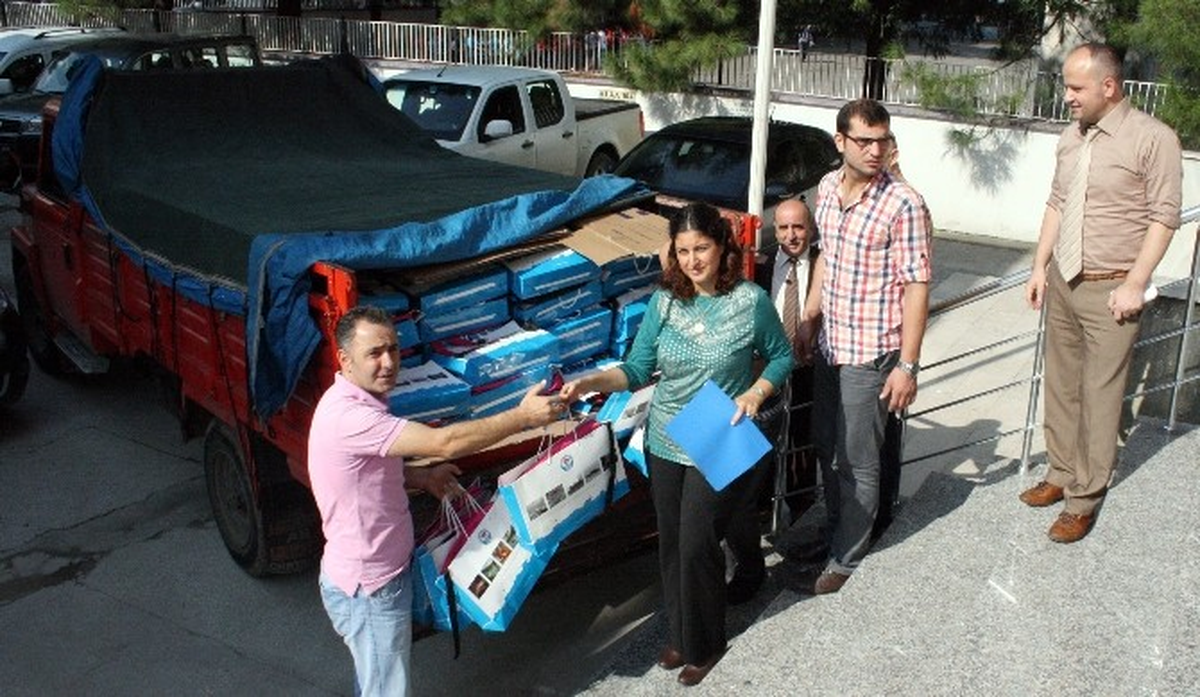 Büyükşehir Belediyesi Yardımlarını Öğrencilere Teslim Etti