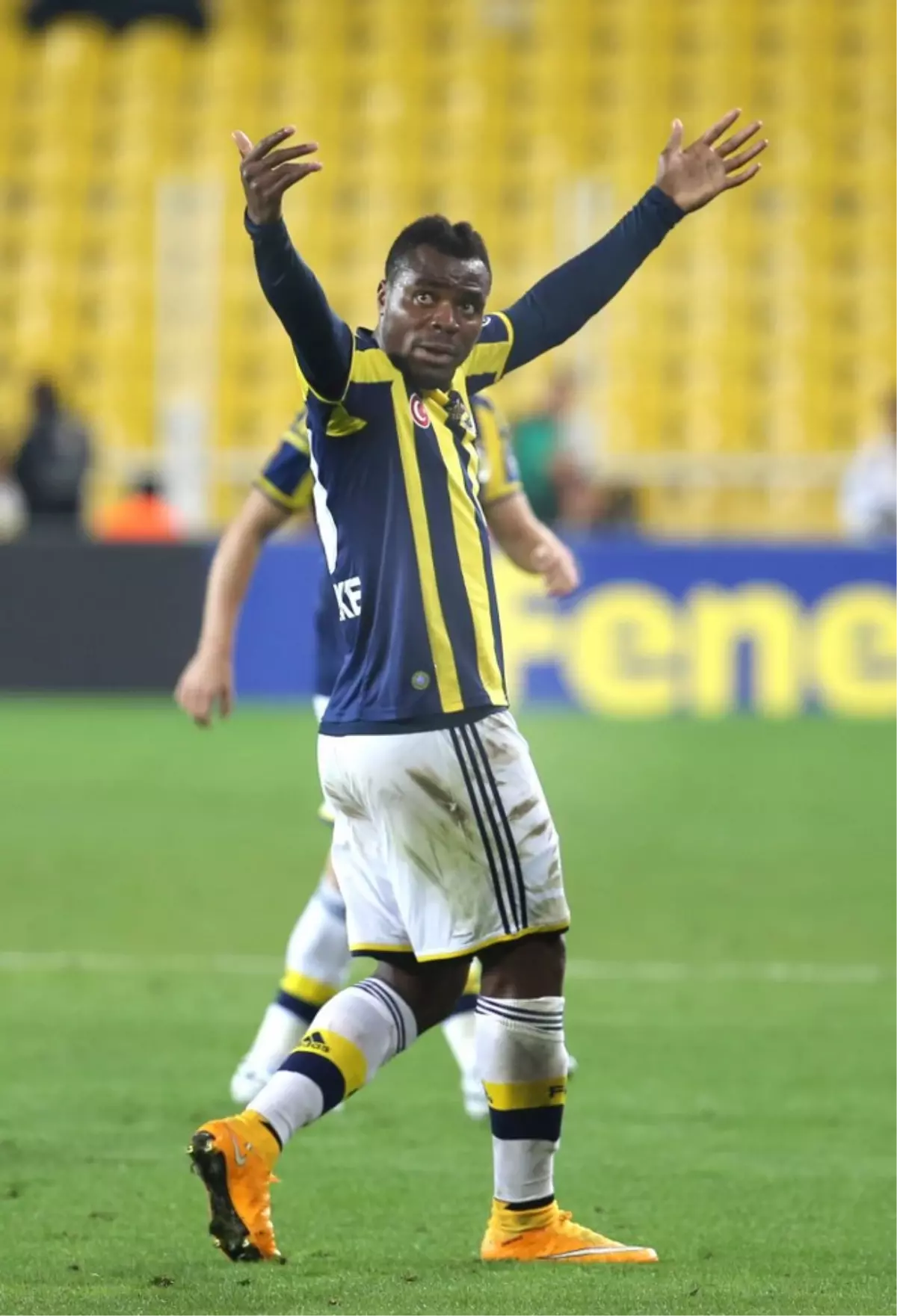 Emenike: Bana Nezarette Muz Bile Attılar