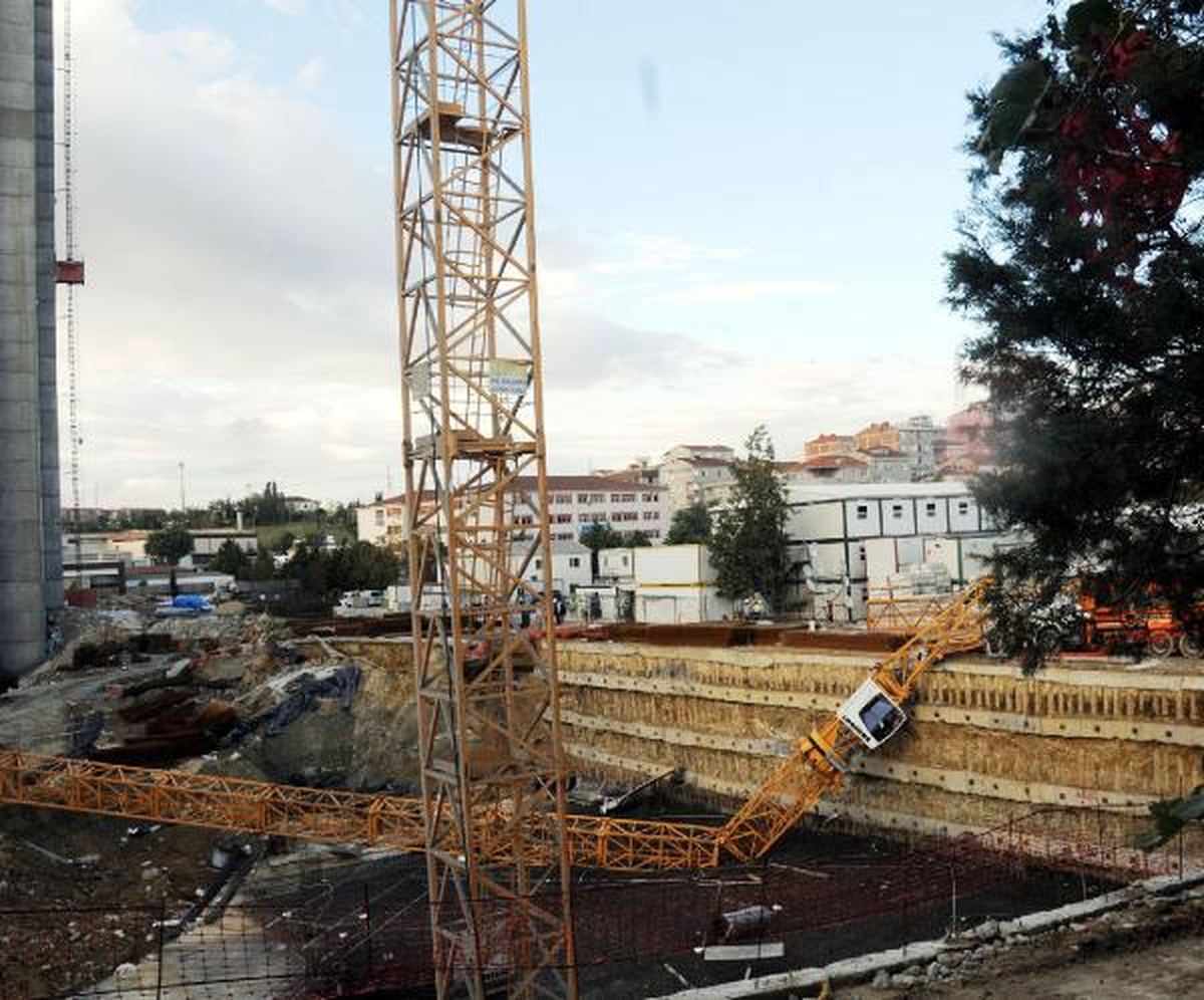 Fırtına, Halkalı\'da İnşaat Vincini Yıktı 1 Yaralı