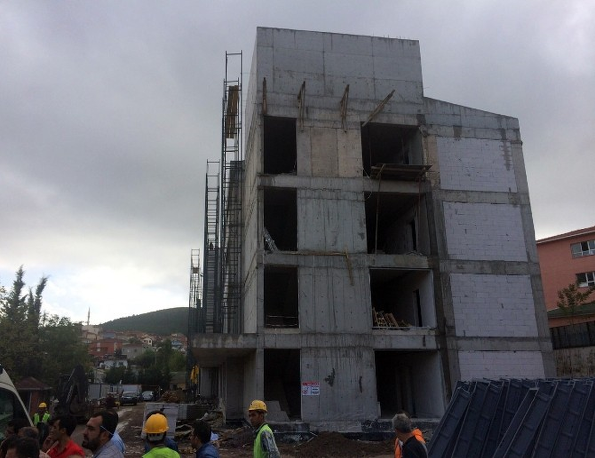 Fırtına Nedeniyle Okulun Çatısı Çöktü: 2 Yaralı