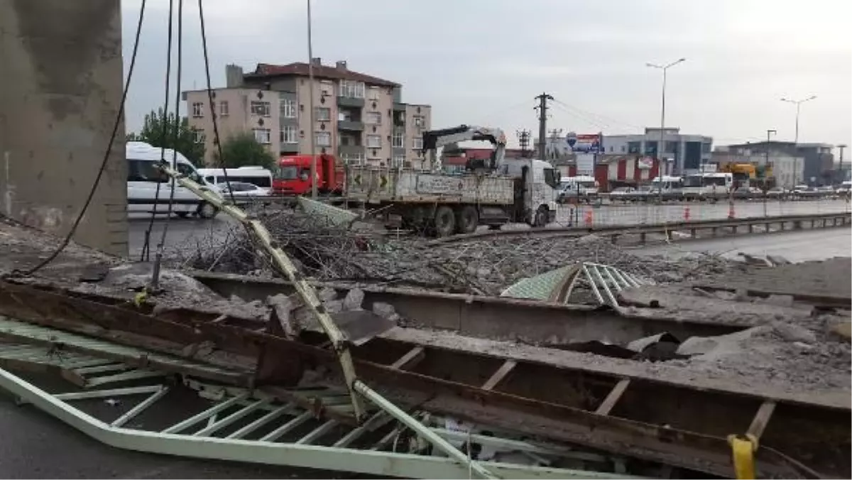 Gebze\'de Damperi Kalkan Tankerin Çarptığı Üstgeçit Yıktı