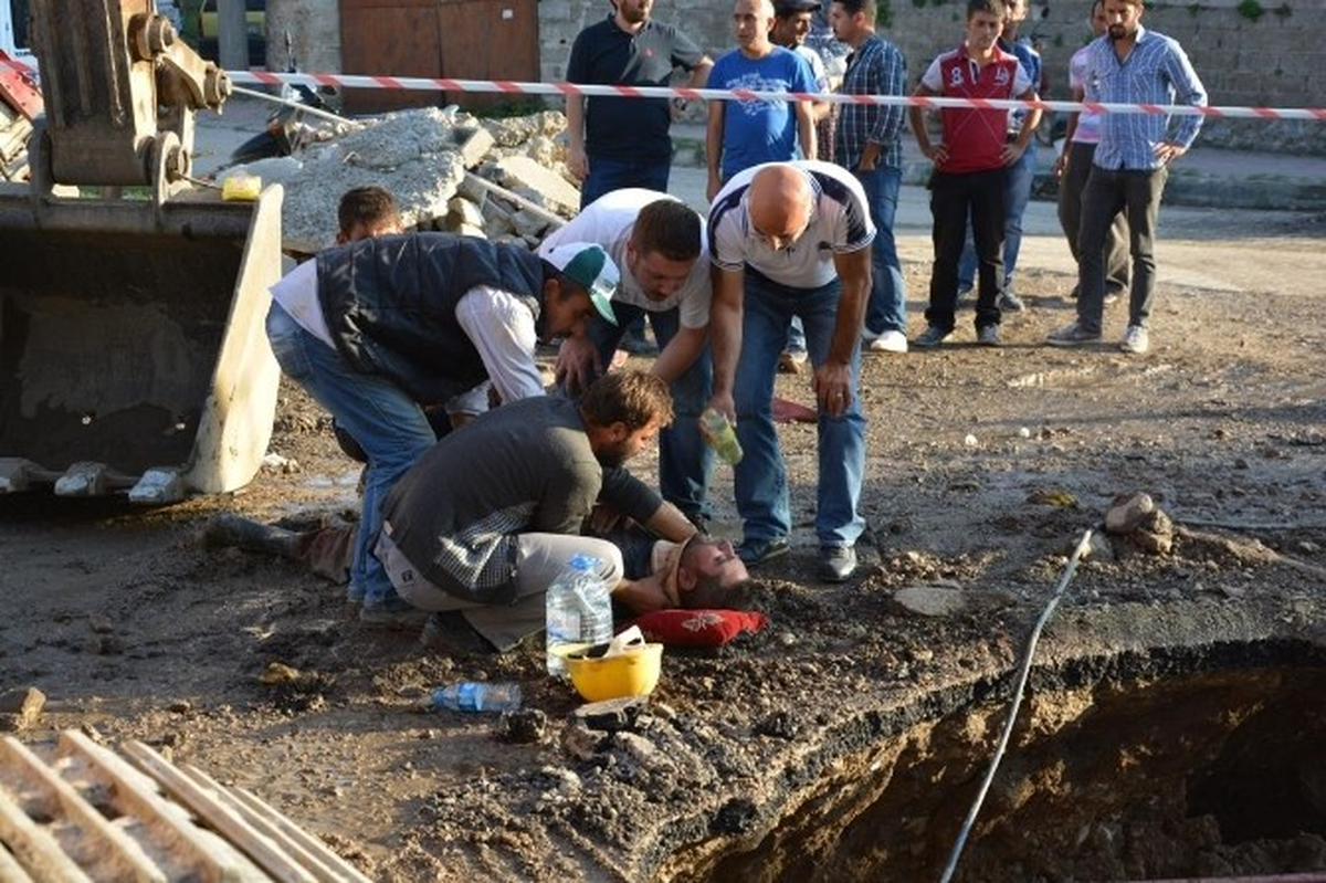 Halat Toptu, Üç Metrelik Çukura Boyun Üstü Çakıldı