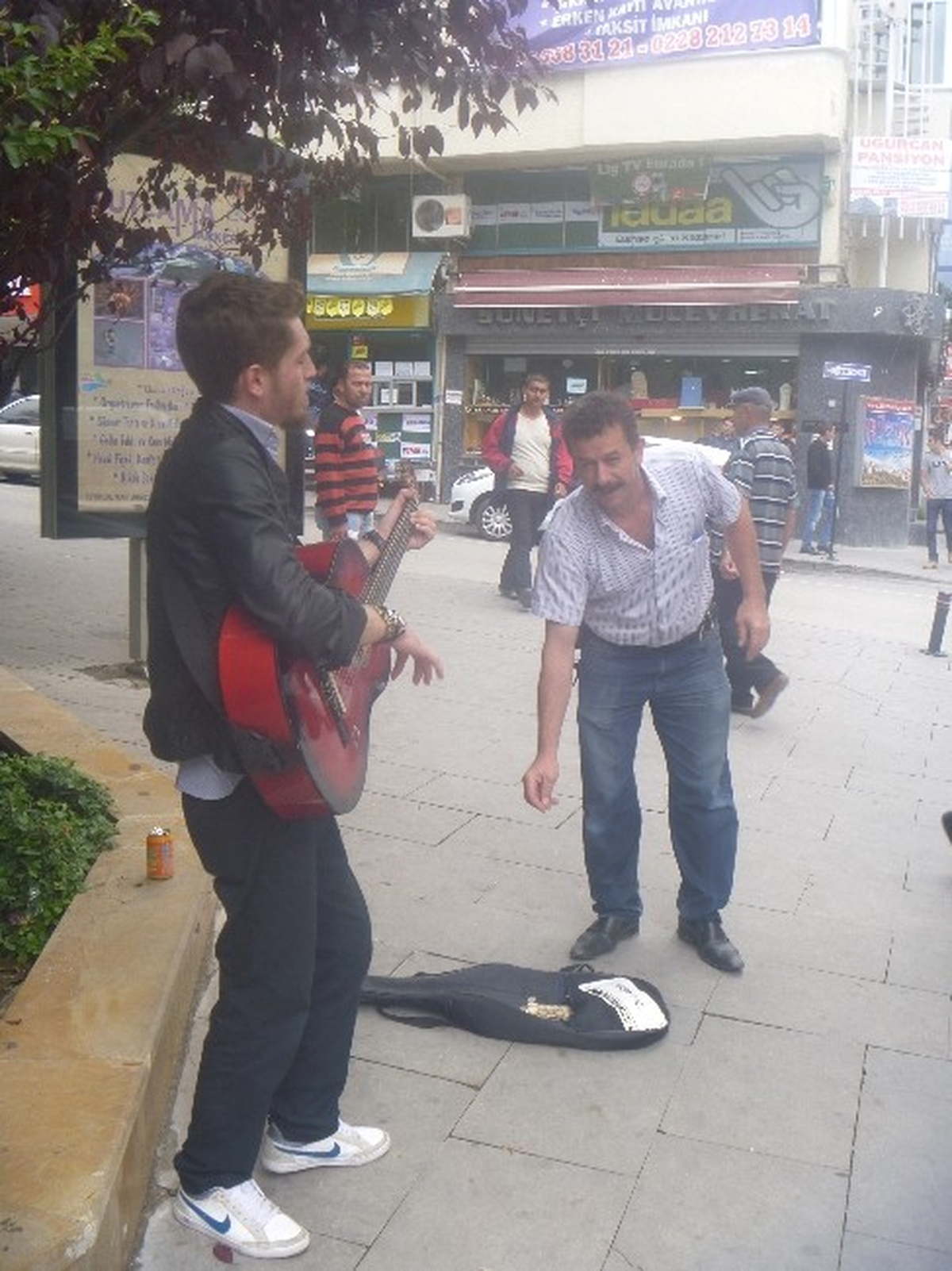 Harçlığını Gitar Çalarak Çıkartıyor