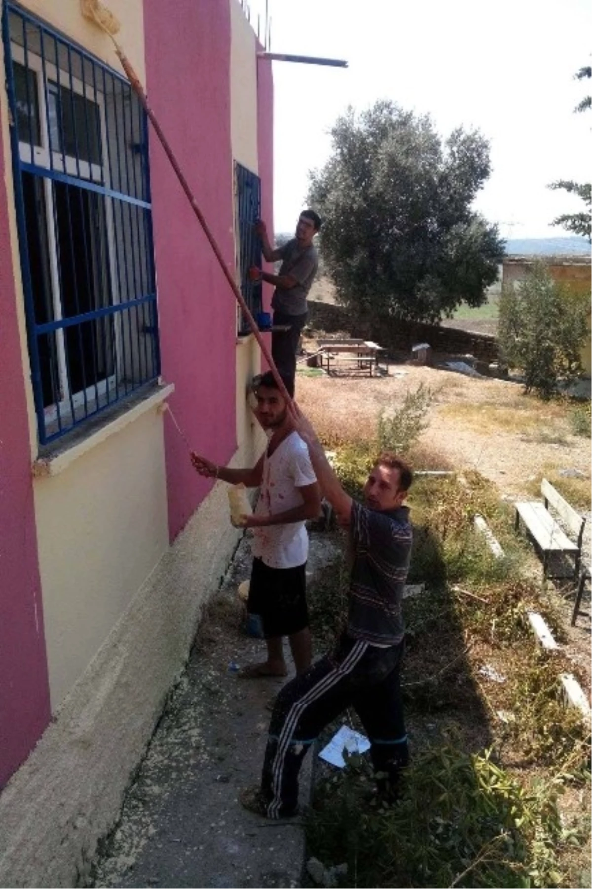 İmamoğlu\'nda Köy Okullarını Boyama Projesi