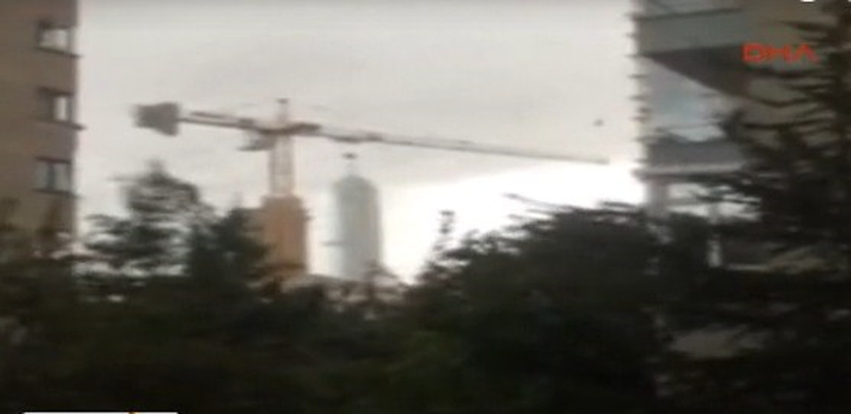 İstanbul'da Fırtına Dev İnşaat Vincini Pervane Gibi Çevirdi