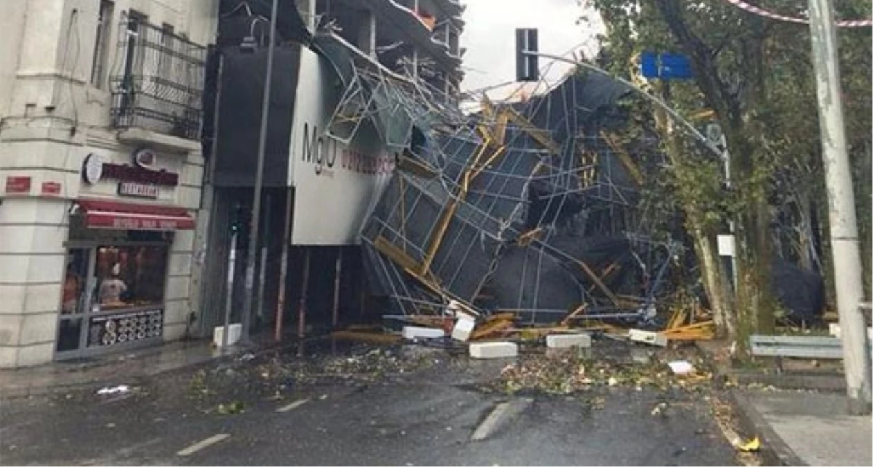 İstanbul\'da Fırtına: İnşaat İskelesi Çöktü