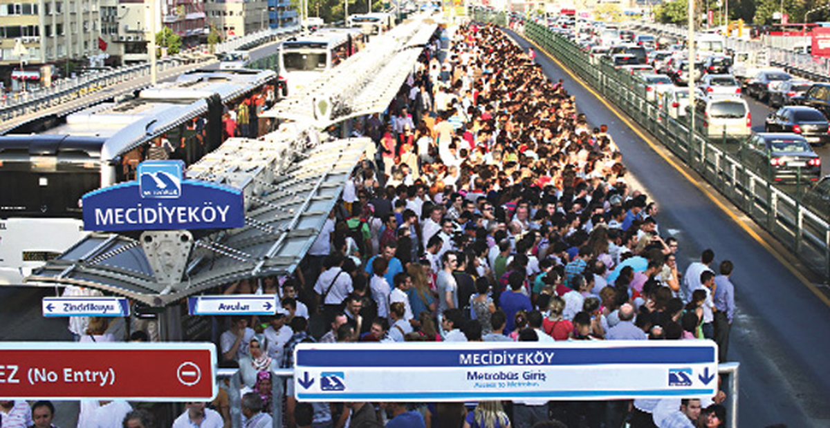 İstanbul\'daki Fırtınada Metrobüs Durağındaki Plastik Tavanlar Koptu