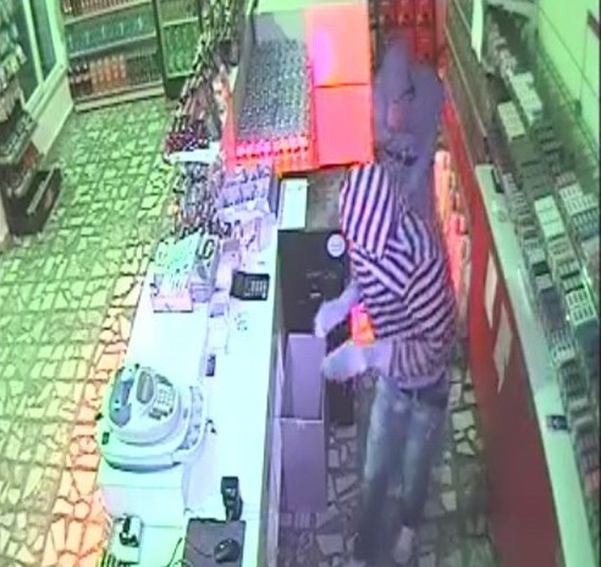 Kameralara Aldırmadan Paket Paket Sigaraları Çaldılar