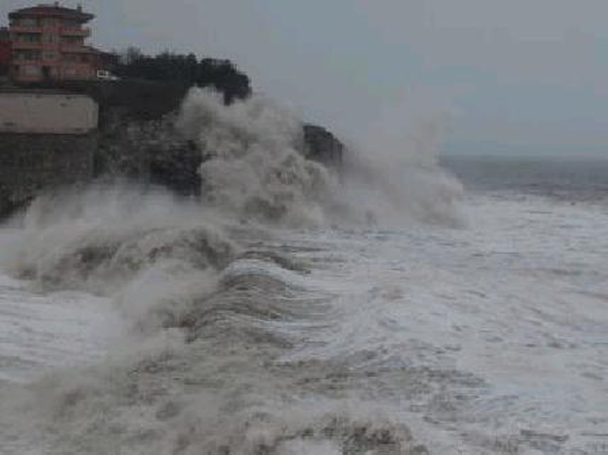 Karadeniz\'de Dalgalar Sahile Zarar Verdi