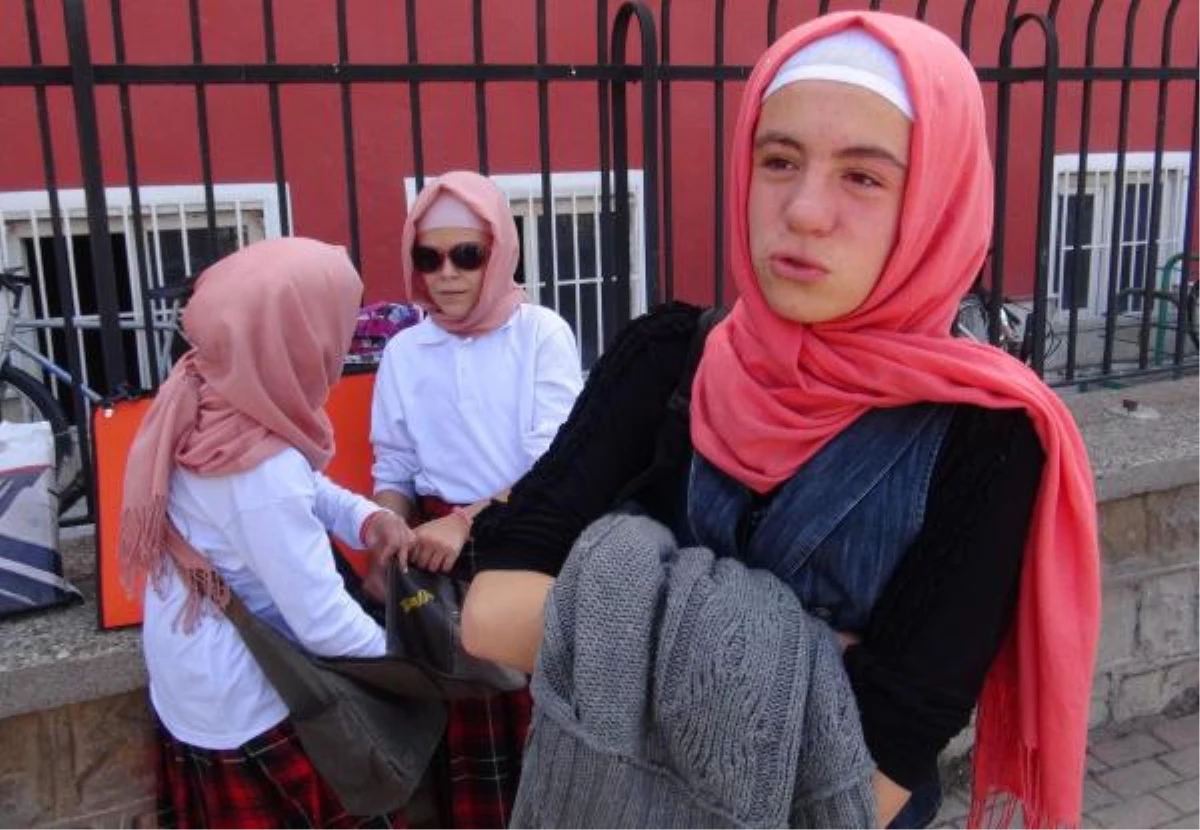Konya\'da Orta Okul Öğrencileri Türbanlarıyla Derslere Girdi