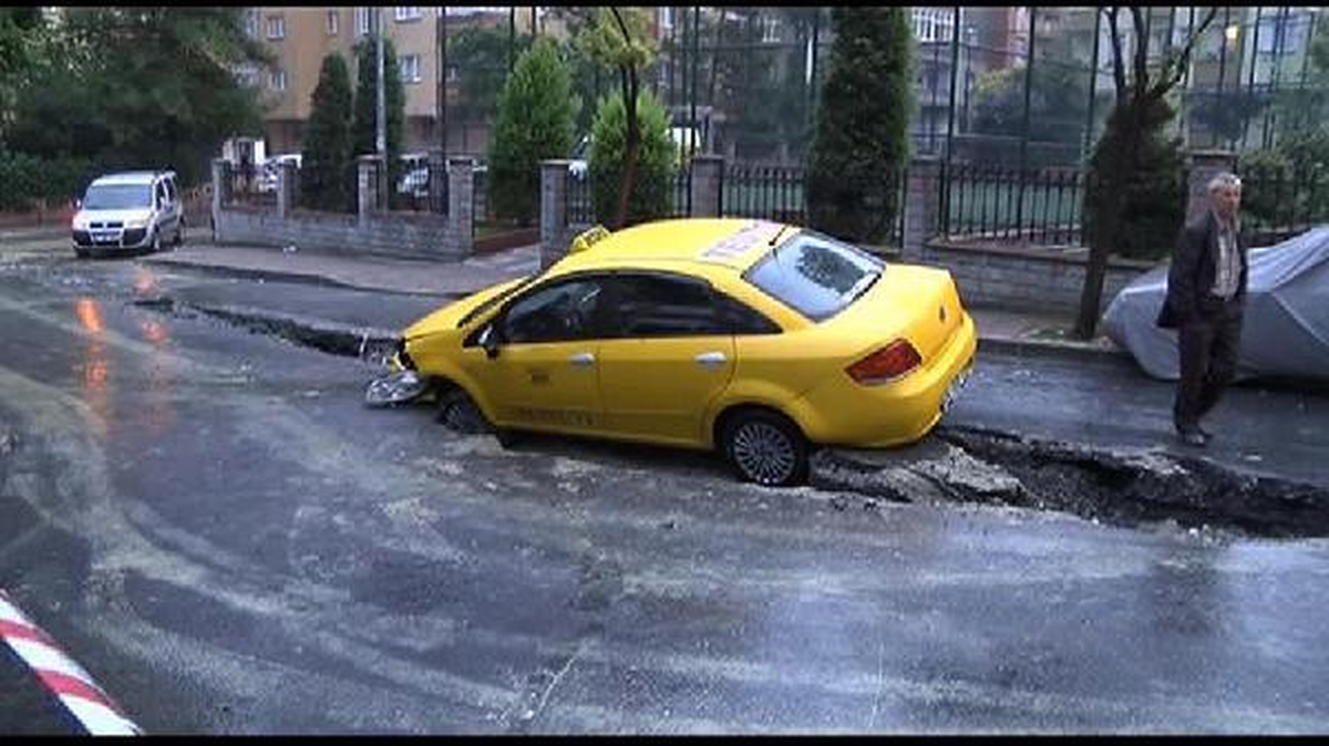 Küçükçekmece\'de Yolda Çökme Meydana Geldi İki Otomobil Hasar Gördü