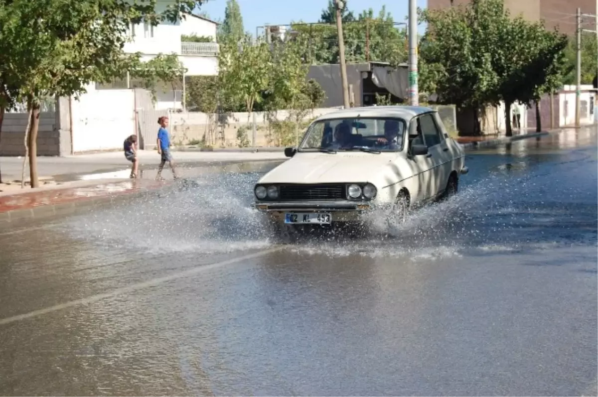 Mahalleyi İçme Suyu Bastı