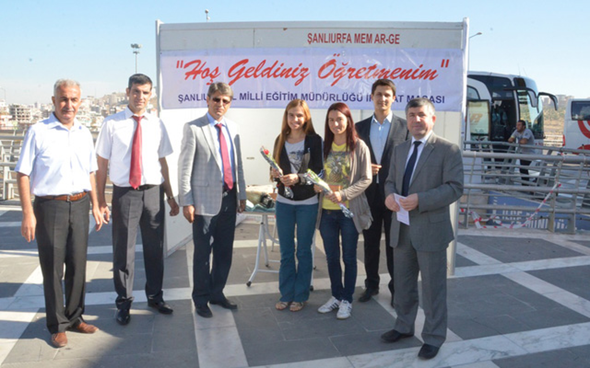 Şanlıurfa\'ya Atanan Öğretmenler Çiçeklerle Karşılandı