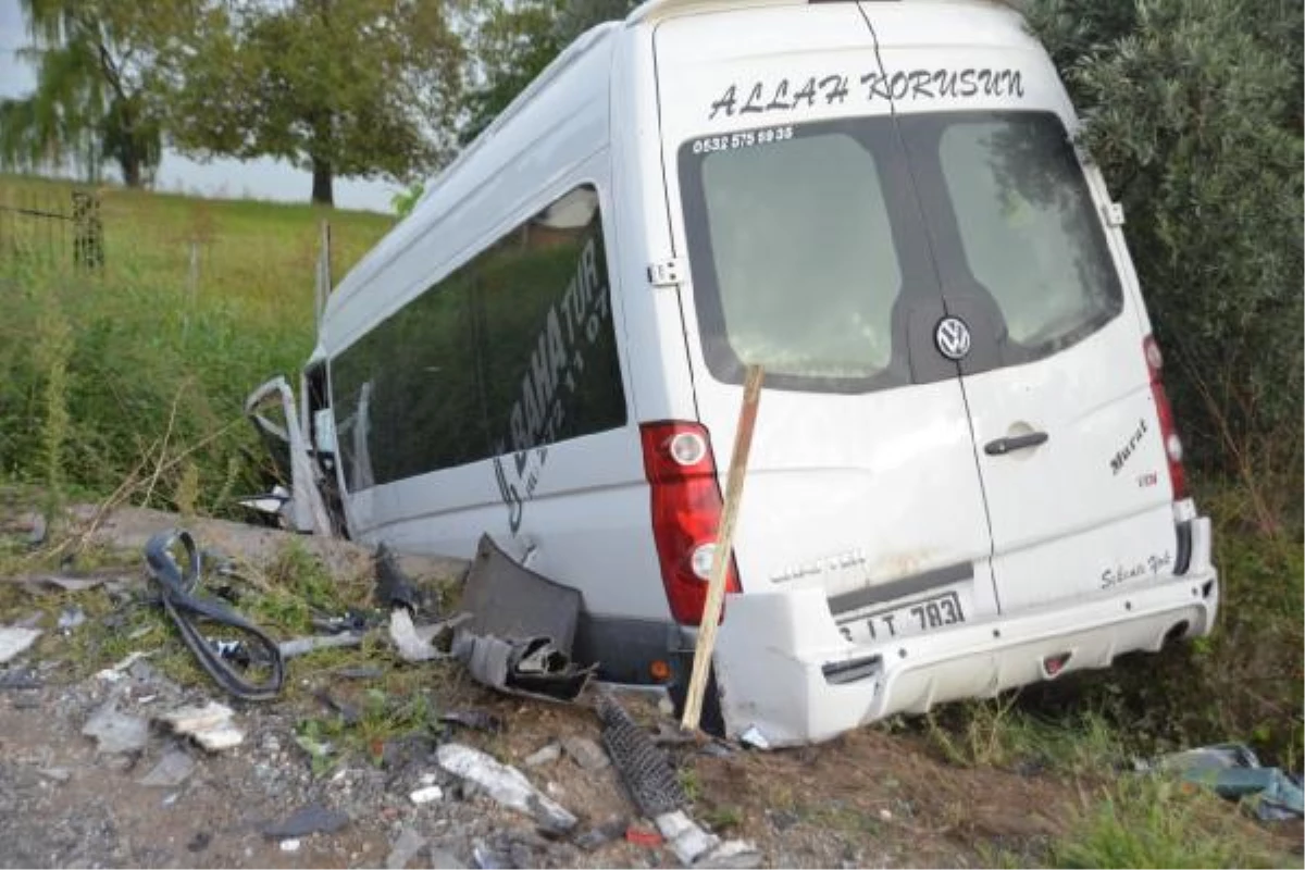Orhangazi\'de 2 Minibüs Kafa Kafaya Çarpıştı: 18 Yaralı