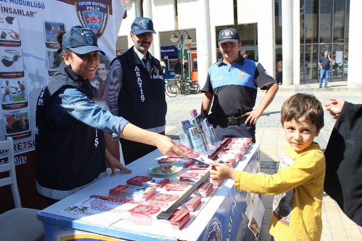 Polis, Dolandırıcılara Karşı Broşürle Vatandaşları Uyardı
