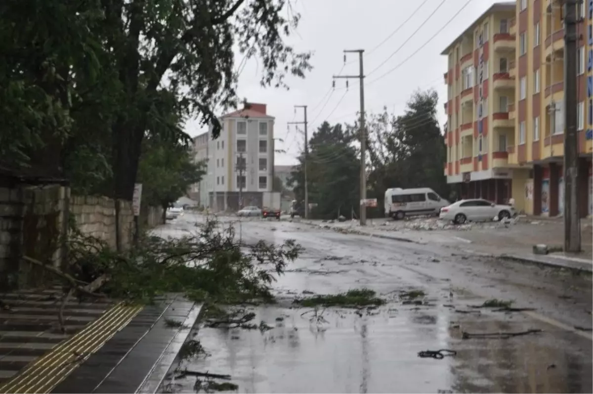 Şiddetli Fırtına Önüne Geleni Sürükledi