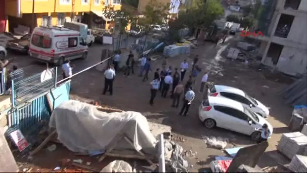 Sultanbeyli'de Fırtına Okul İnşaatının Paravanlarını Yıktı; 2 Yaralı