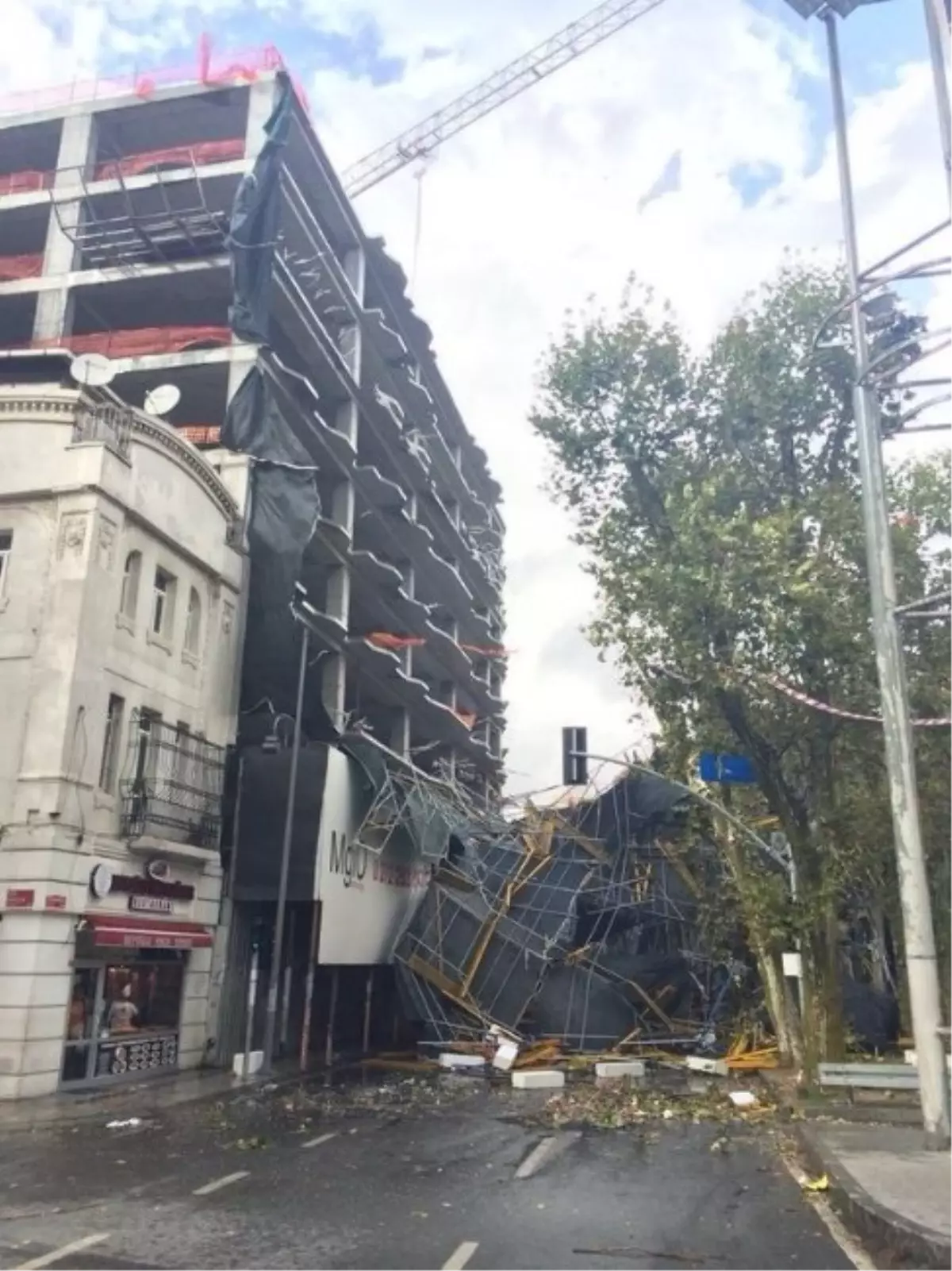 Taksim\'de Fırtına Nedeniyle İnşaat İskelesi Çöktü