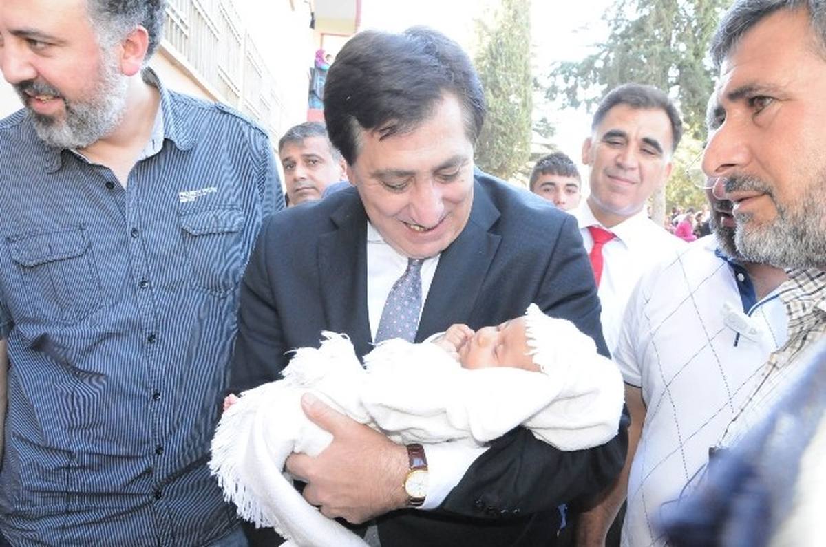 Vali Küçük Suruç\'ta Sınır Kapısında Suriyelileri Ziyaret Etti