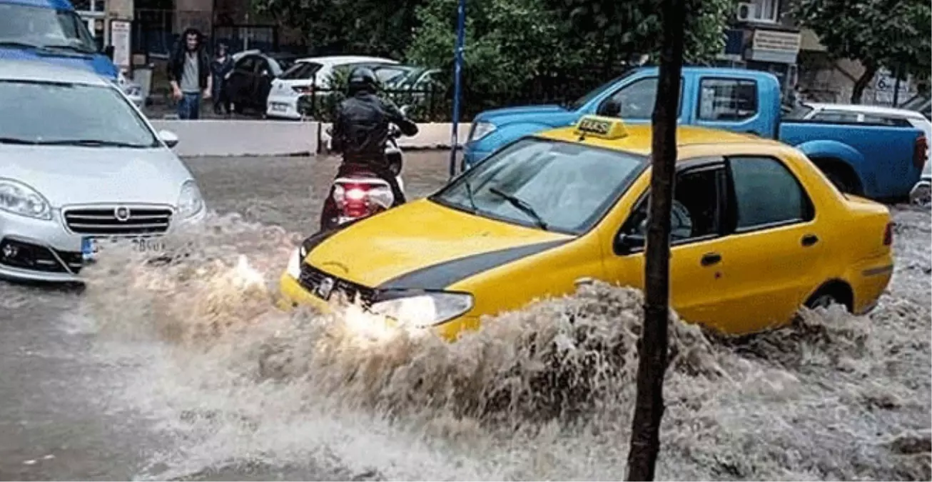 Yalova Sokakları Kuvvetli Sağanak Yağış Sonrası Göle Döndü