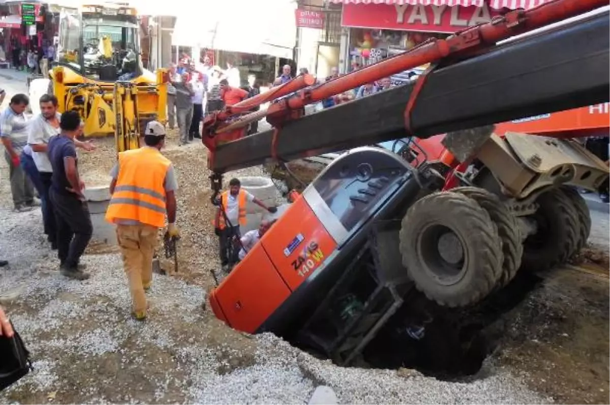 Yol Çöktü, İş Makinası İçine Düştü