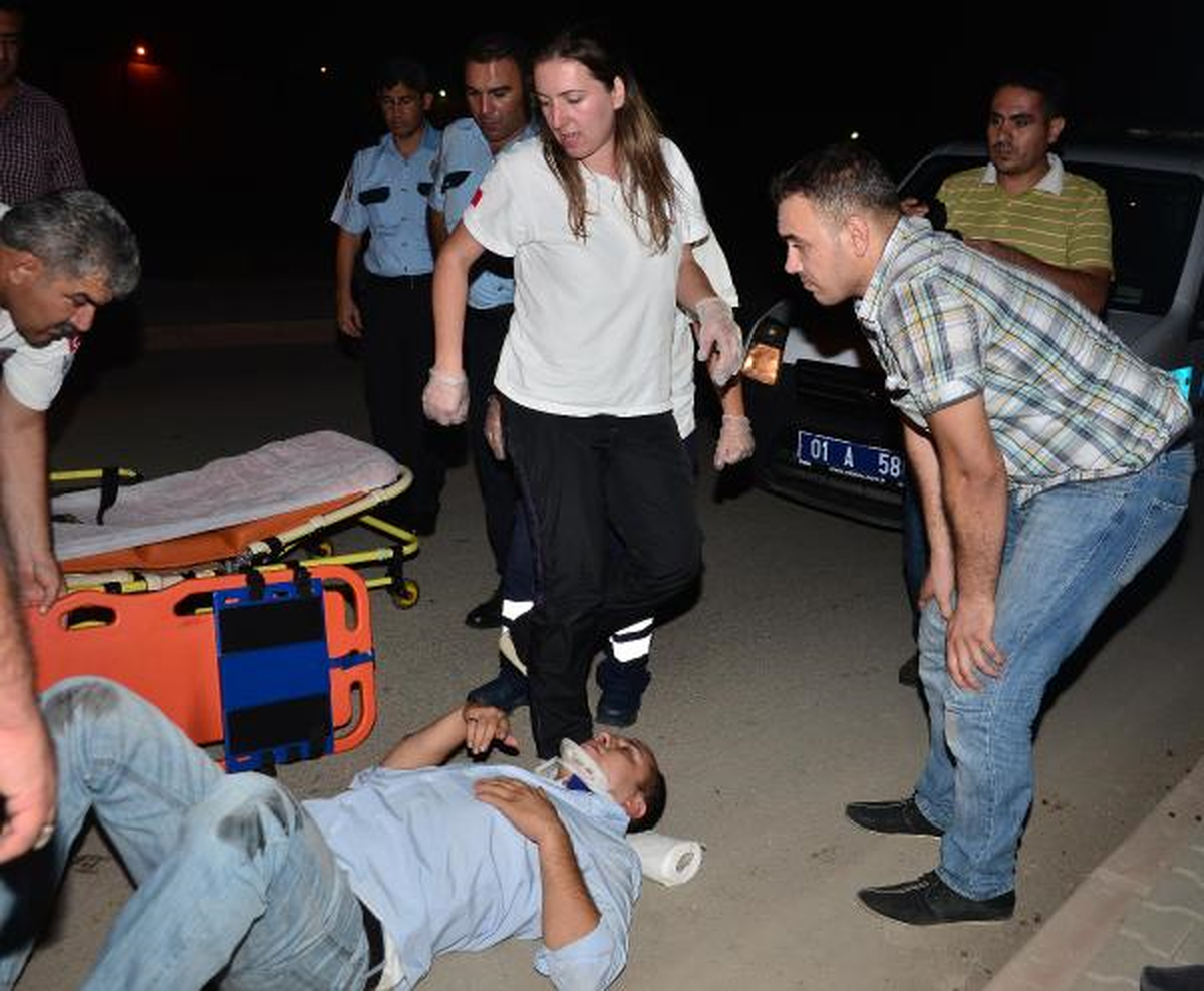 Adana\'da Minibüsle Kaçan Şüpheliyi Durdurmaya Çalışan Polis Yaralandı