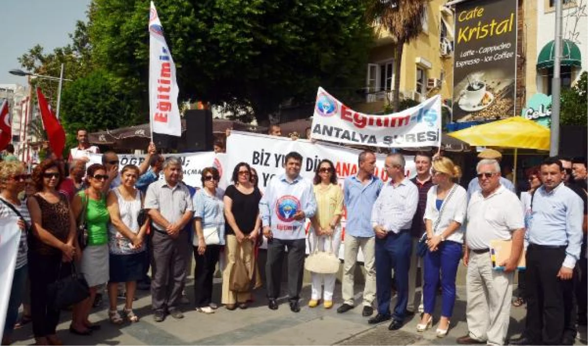 Antalya\'da Öğretmen Eyleminde Türban Protestosu
