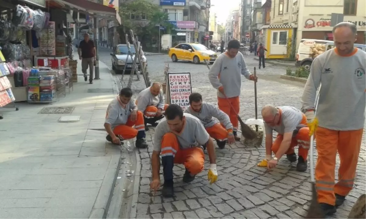 Belediye Ekipleri İzmarit Temizliğinde