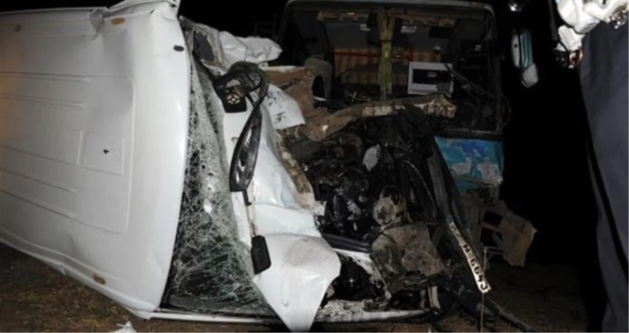 Bingöl\'de Trafik Kazası: 1 Ölü, 14 Yaralı