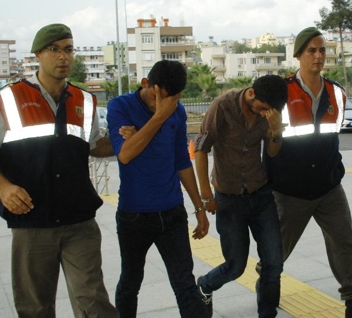 Çaldıkları Kasayı Açamayınca Araziye Bıraktılar