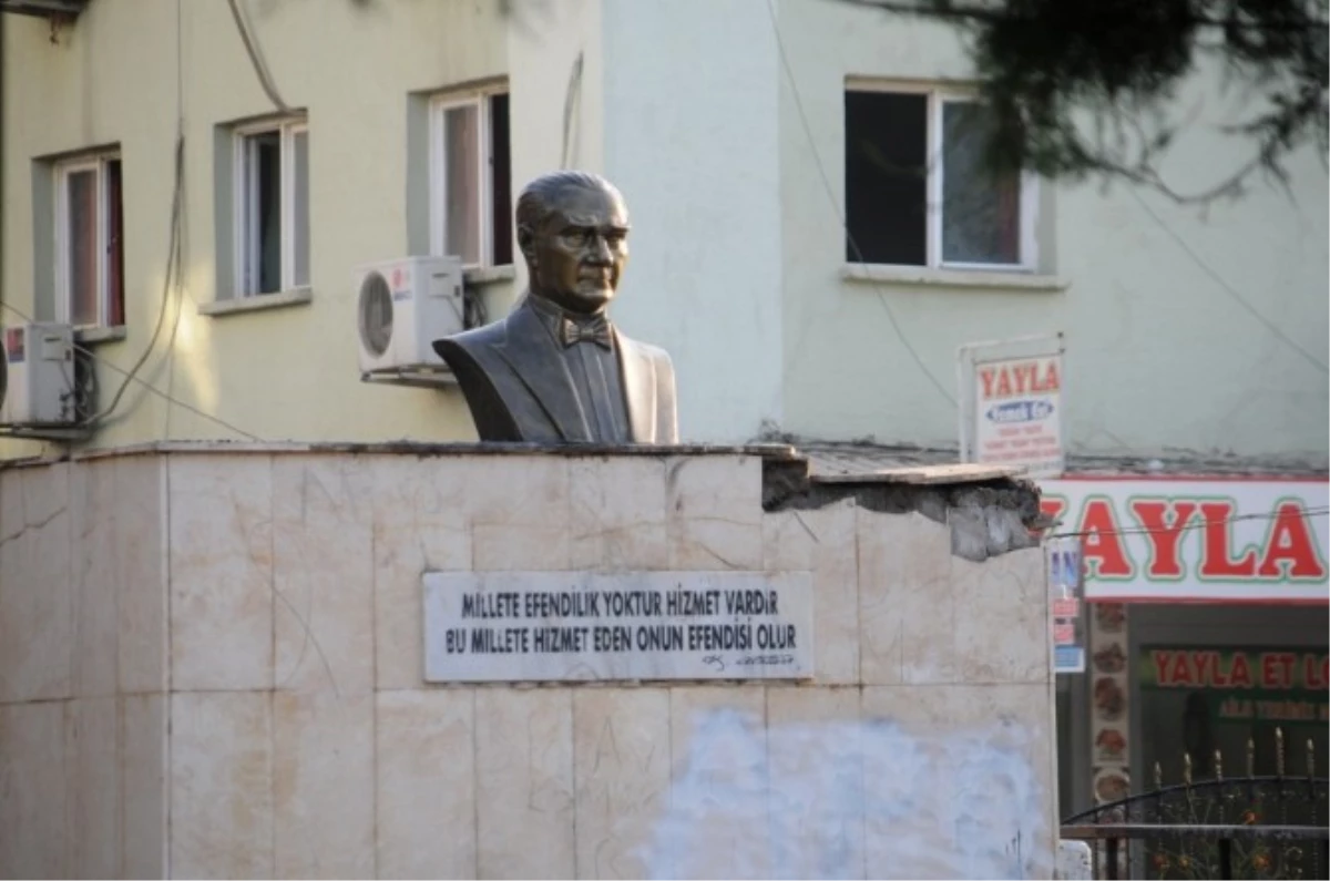 Cizre\'de Ateşe Verilen Atatürk Heykelinin Yerine Yeni Büst Konuldu